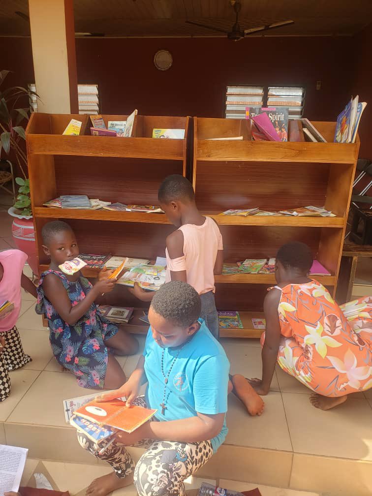 akcomlibgh's tweet image. After registration, learners who had finished reading their books were asked to pick up new books.

AKCOMLIB-GH: Illuminating the Future Through Reading 📚

#AKCOMLIBGH #Aglotled #Kato #Berekum  
#NanaAfiaSiraaAbabioIII #Trending #Reading #Explore #Showboytheblogger