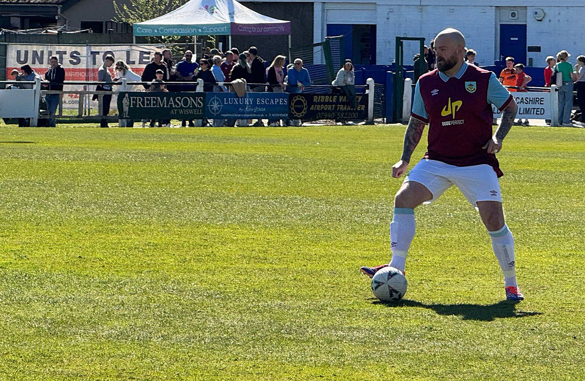 ChrisJMTurner's tweet photo. Another game for the Vintage Clarets today โค๏ธ
What a day - raising money for @DementiaUK โฝ๏ธ
#VintageClarets #Veterans #ExPros #Football
@Nelsonfc1 @officialbantams @BurnleyOfficial https://t.co/AP9vprJkGq