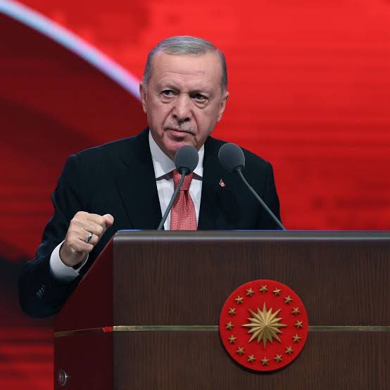 AvMustafaArslan's tweet photo. Siyasi hayatları boyunca “cuntacı”lardan medet umup iktidara gelmeyi bekleyenler, milletin helal oylarıyla seçilmiş Cumhurbaşkanımıza cuntacı diyorlar.

Sayın Cumhurbaşkanımız hayatı boyunca Cuntacılarla, darbecilerle , vesayetçilerle mücadele etmiştir.

“Halkın gücünün üstünde güç tanımadım ben“ diyen Cumhurbaşkanımız Sayın @RTErdogan, siyasi hayatı boyunca destanlar yazmıştır.

Aziz milletimiz hadsizlere her zaman haddini bildirmeye devam edecektir.