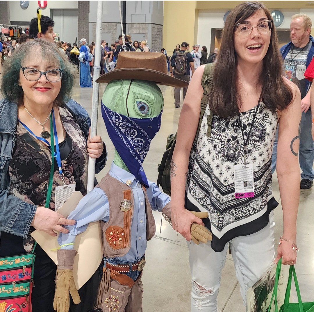 Caseyandbsg's tweet photo. Lol, I met Paul from the movie #Paul! Seriously, this lovely woman was incredibly talented, shout out to her for all her hard, creative work. https://t.co/VP2qXLRxQa