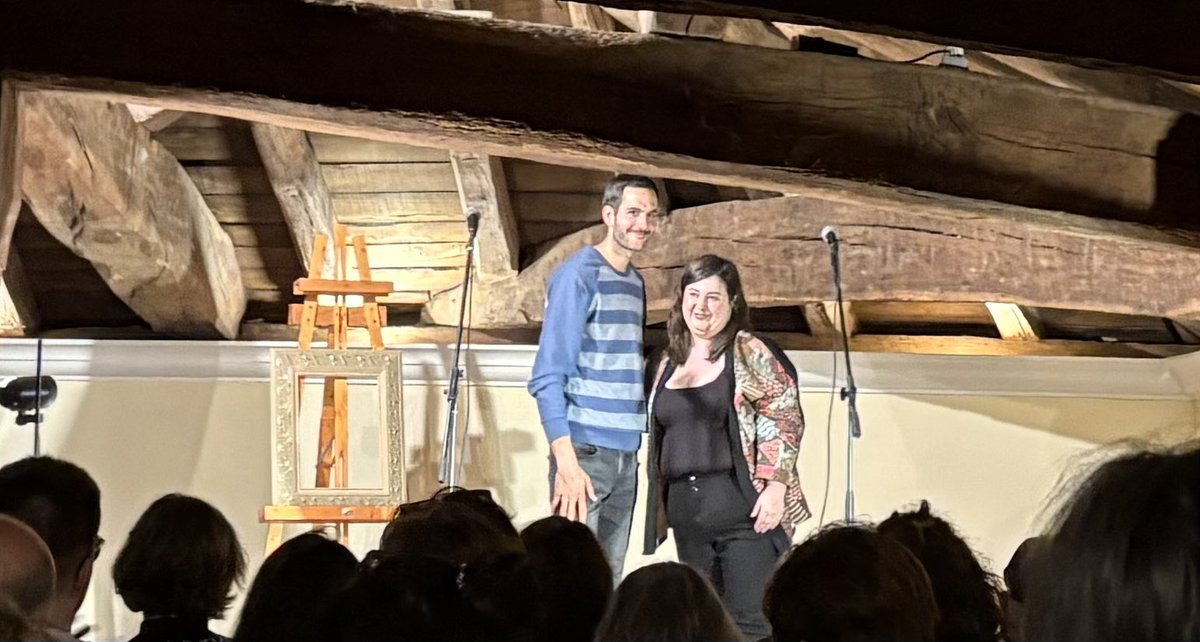 “Norbere Mundu Intimo” ikuskizuna estreinatu du <a href="/MiraririMirari/">Mirari Martiarena</a> k eta zoragarri batu ditu bakarrizketak eta bertsoak Julio Sotorekin batera. Zorionak! #Harro