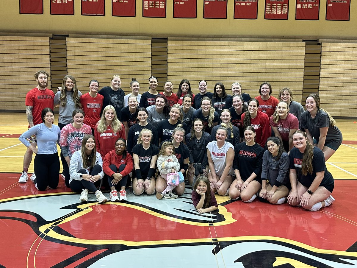 MuskieVB's tweet photo. Sundays are for the ALUMNI 🏐💪🏼

The Anne C. Steele center was LOUD and full of energy on this Sunday afternoon!! It was so great to bring our amazing alumni back to campus! 

Once a muskie, always a muskie 🐟🏐 #DefendTheM @fightingmuskies https://t.co/lEQVuJi43F