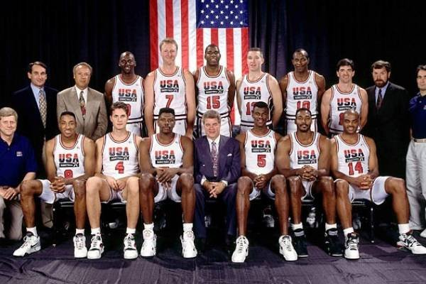 VSportsTM's tweet image. 8/8/1992. Última función del Dream Team 🇺🇸⭐️🏀. Fue para ganar el oro olímpico 🏅.  Jordan-Magic-Bird-Pippen-Malone-Stockton-Robinson-Barkley-Ewing-Mullin-Drexler-Laettner (Isiah merecía un lugar). El equipo más talentoso en la historia de cualquier deporte.