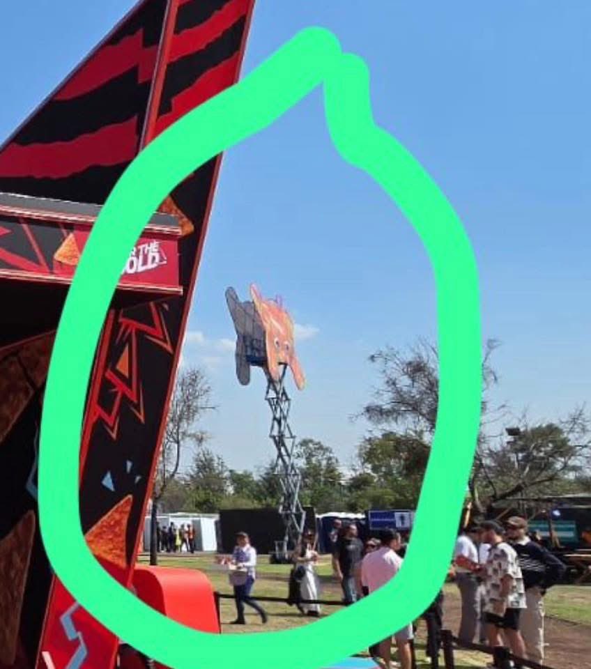 luing_glo's tweet photo. @Samsqua46910479 @Chromakopiatour @1989trackfourr A decoration set piece that was mounted onto a crane fell due to the strong wind currents, tragically taking the lives of 2 photographers that were covering the festival. https://t.co/iJc8tz8X9S