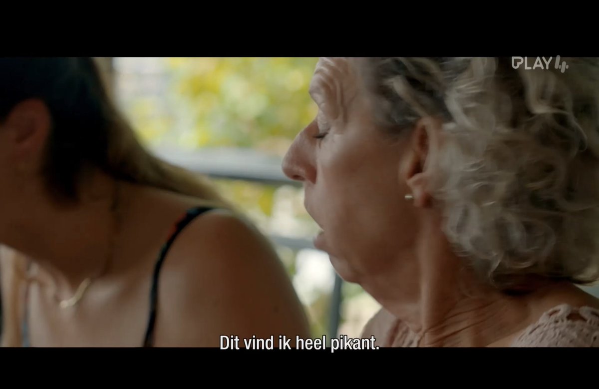 #DeMol 
Leerkrachten in 't middelbaar wanneer je knie zichtbaar is: