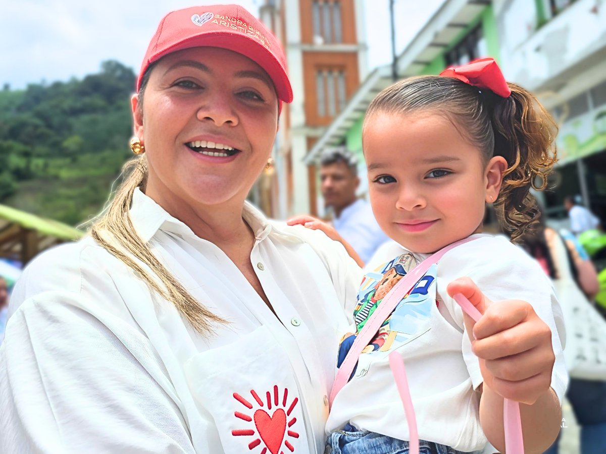 sandraaristis's tweet image. 📸 #EnFotos | Con la grata compañía de mi colega y amiga, la representante liberal por Antioquia 🇨🇴 María Eugenia Lopera, vivimos una jornada de fraternidad y compromiso con el campo.

#EsteEsMiQuindío #MiQuindío #TrabajoDeCorazón #QuindíoConProgreso #MujeraDeResultados