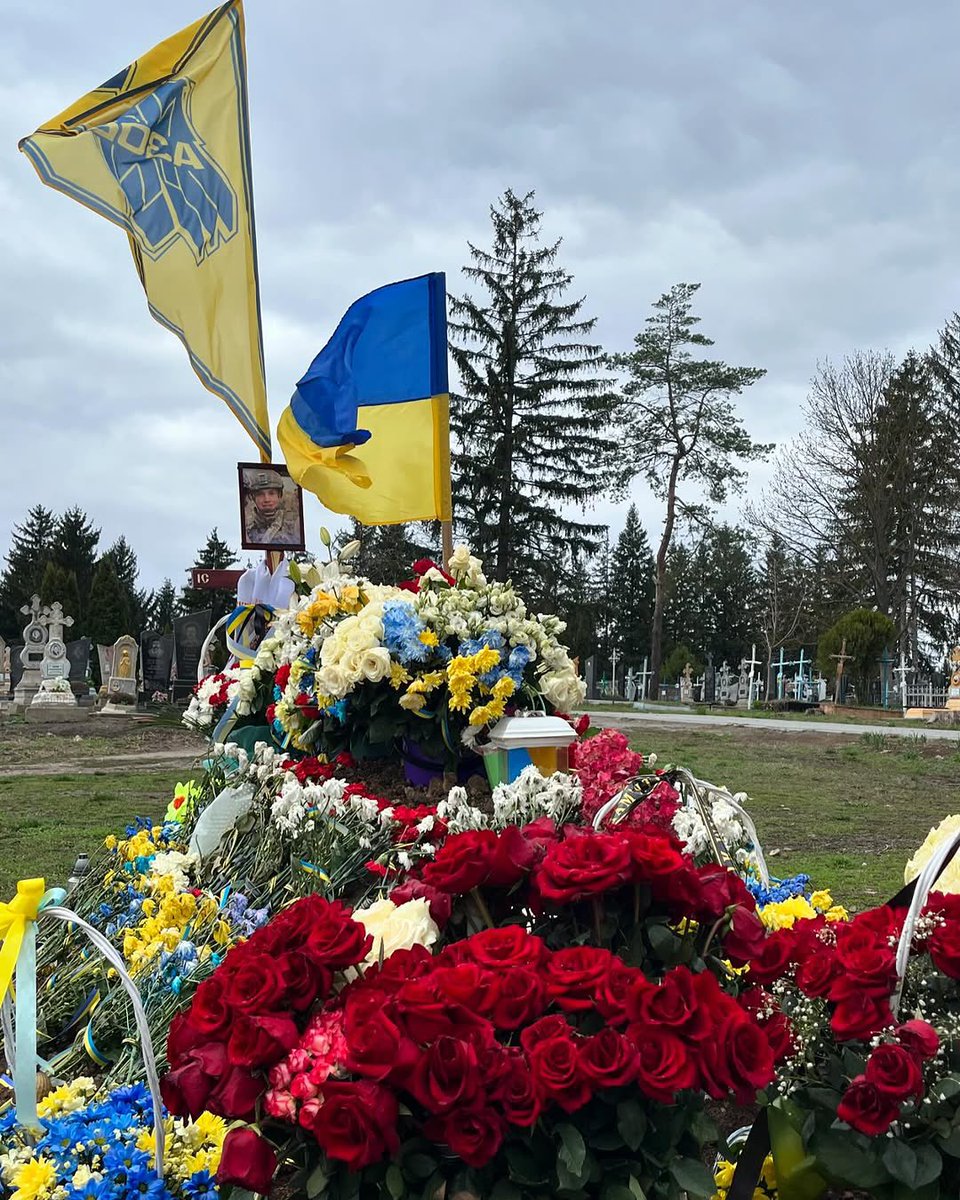 Сьогодні, 6 квітня, день народження Жені «Юкі» Кушніра - найкращого друга мого хлопця. 

Але цього року ніхто не святкує, тому що 2 квітня Женю поховали. Тепер йому навіки 26.