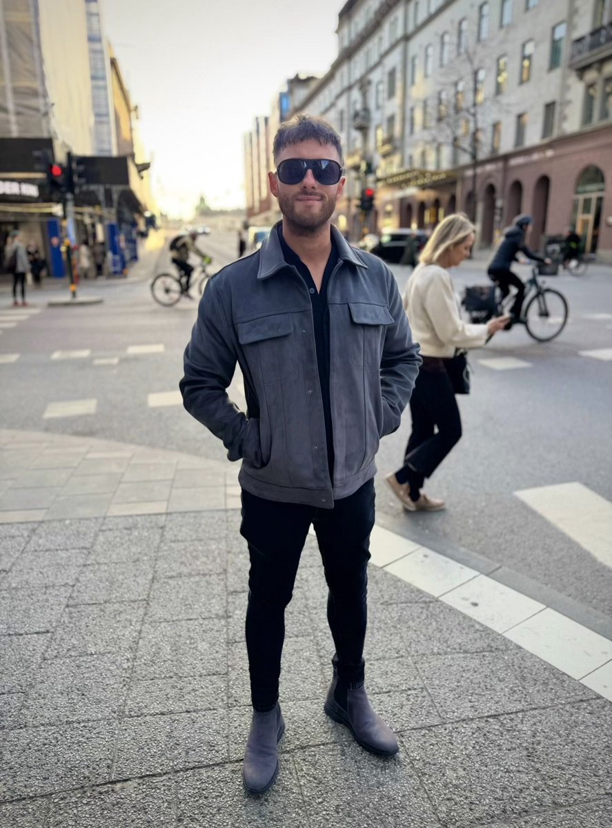 A brand new week lies ahead, filled with opportunity.

Who’s ready to put their best foot forward and seriously make the next 7 days count?

Remember that life happens FOR you and not TO you.

It’s a gift.

Have some gratitude, recognise how bloody lucky you are to still be here,