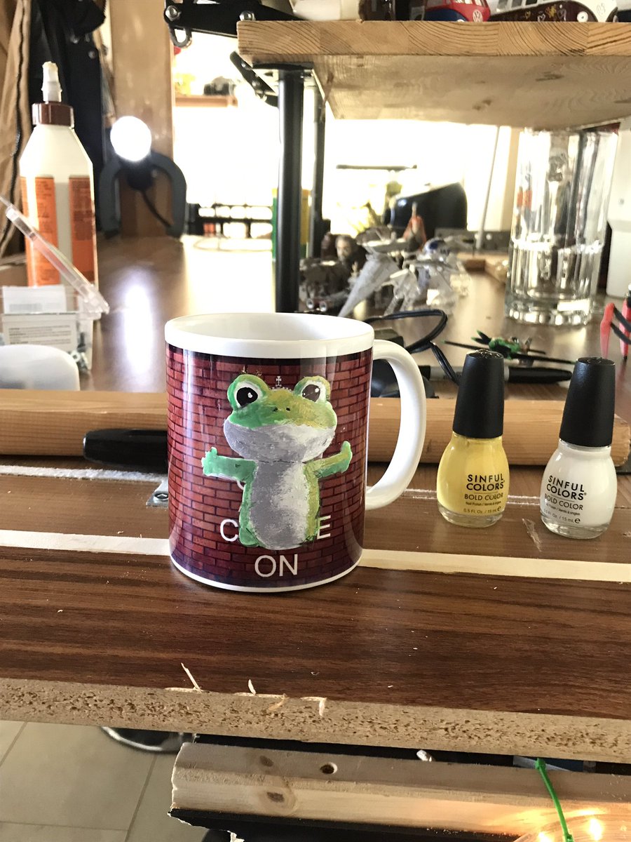 给<a href="/GFWfrog/">墙国蛙蛤蛤🐸</a> 用指甲油画的杯子