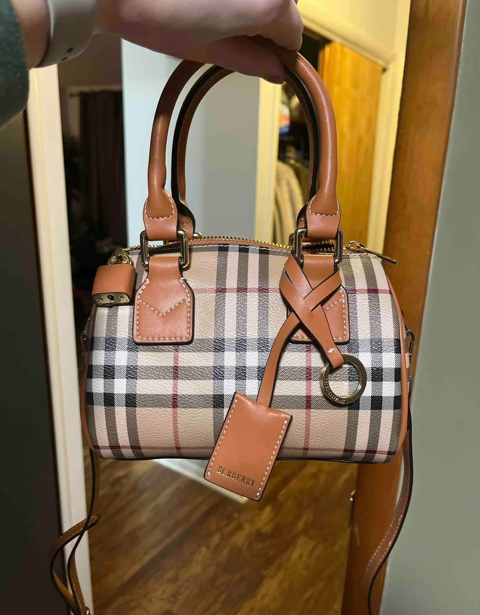 princessxleya's tweet photo. draining subs to fund my bag addiction is a fucking necessity, so start paying up losers, mommy needs a new bag this week too https://t.co/yJyfnhn9qj