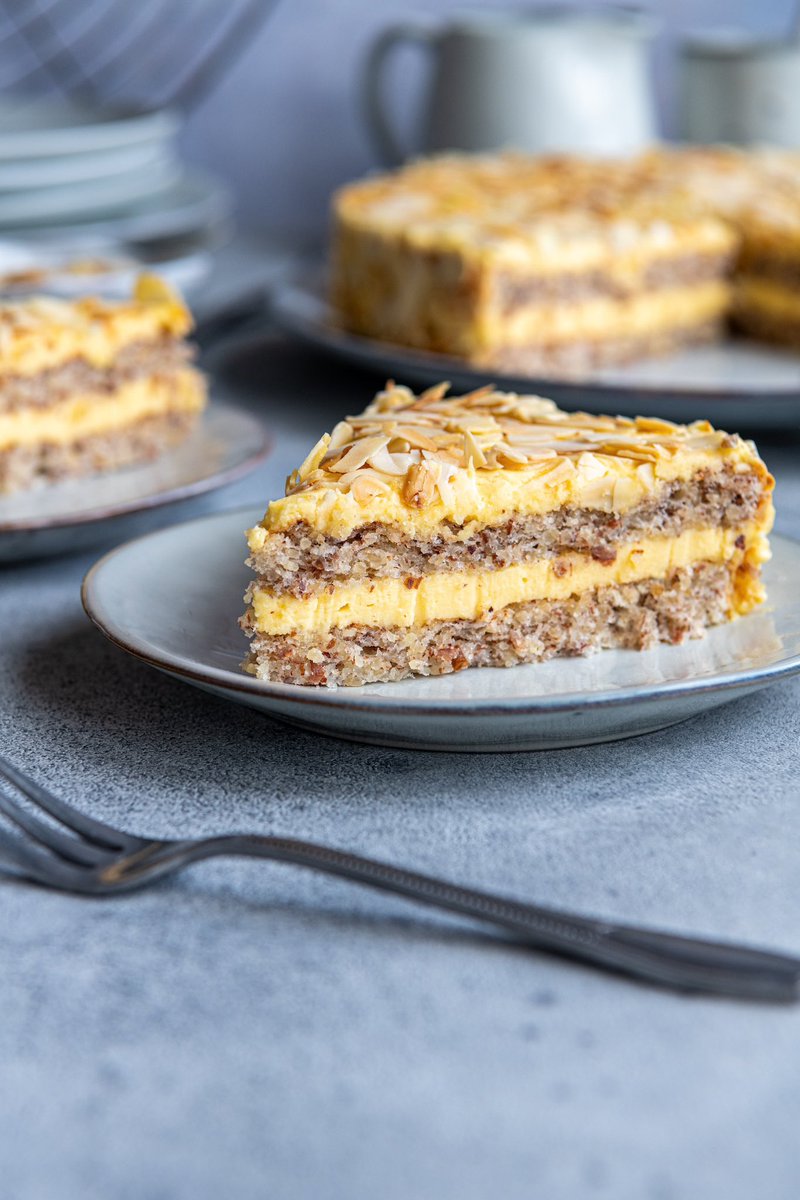 savorylens's tweet photo. Ein Kuchen der immer schmeckt ist für uns die  Schwedische Mandeltorte - Mandeltårta, die viele vom Möbelschweden kennen. 
Schmeckt selbstgemacht natürlich viel besser. 
Rezept gibt’s hier: https://t.co/KCh13YQLjz https://t.co/2gA6OWQegx