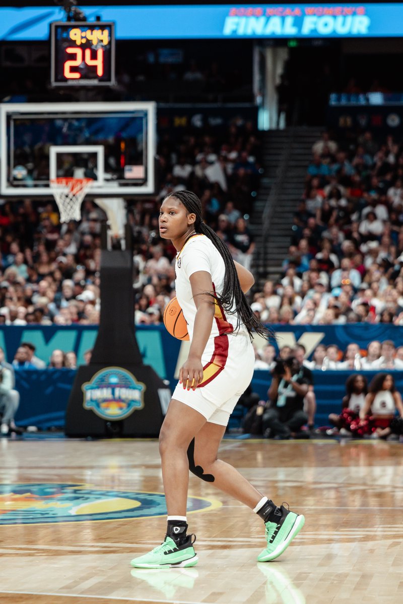 GamecockWBB's tweet photo. Back on the court for the second half - LET'S GO GAMECOCKS!! https://t.co/tzv3tdlyqh