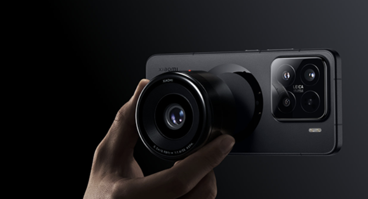 fx57's tweet photo. Xiaomi adeta devrimsel bir kamera teknolojisi geliştirdi.  İçerisinde devasa sensör bulunan profesyonel kamera lensini 1 saniyede telefona takarak daha yüksek kalitede fotoğraf ve sinematik video çekmek mümkün olacak. Teknolojiyi kullandım ve anlattım. 

https://t.co/tqFQ9X2tNK https://t.co/sFScWi4oTE