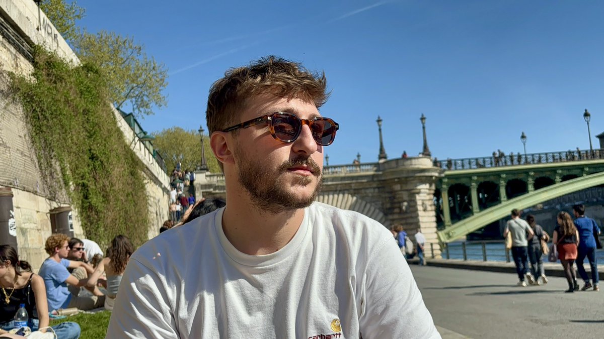 brsnhcb's tweet photo. deso suis en retard, j'étais trop occupé à bronzer sur les quais  #LGBTQIAWelcomeSpring https://t.co/vbmAjZKVKA