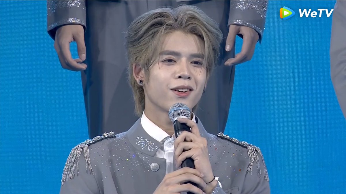 NTFreeze95's tweet image. ตำนาน
แฟนคลับ = 0
พูดไทยได้อย่างเดียว ภาษามือล้วนๆ
หมิงฮ่าวยกให้เป็น most fav รอบ audition
ไม่อยากเป็น center กดดันไป
ไม่อยากได้ MVP ให้เพื่อนเถอะ
เพื่อนไม่เลือกเพลงแต่เลือกดรณ์ยกกลุ่ม
ยืนหลบกล้อง ฟคหงุดหงิด โหวตเป็น center ซะเลย

#DORN #DornKhumraj
#CHUANGAsiaS2GrandDebutNight