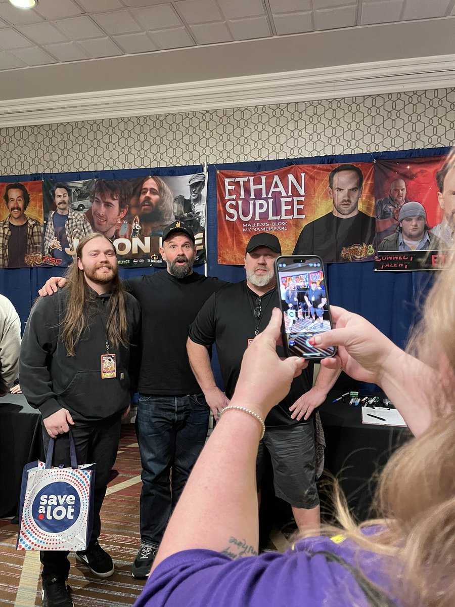 Still looking for aliens and taking photos along the way! Ethan Suplee is still on the con floor hanging with the Astro family! 🚀