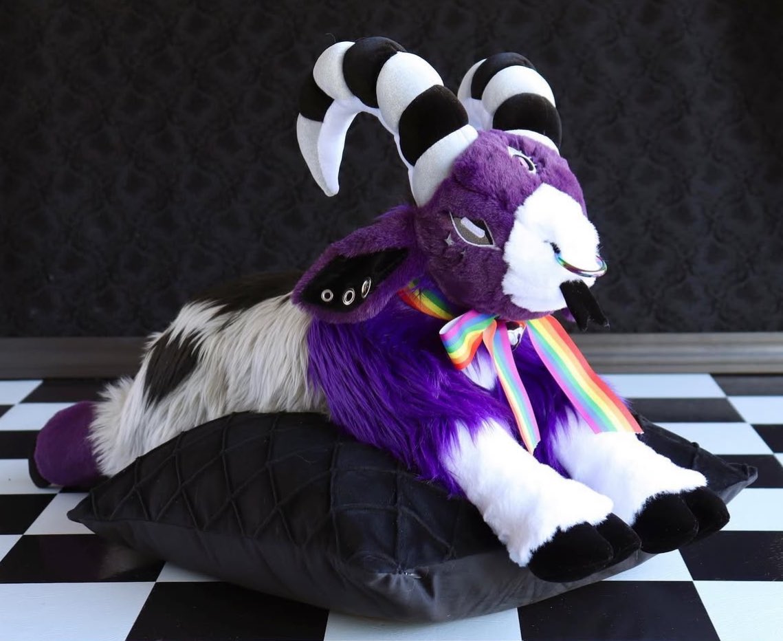 Happy Asexuality Awareness Day! 
🖤🩶🤍💜