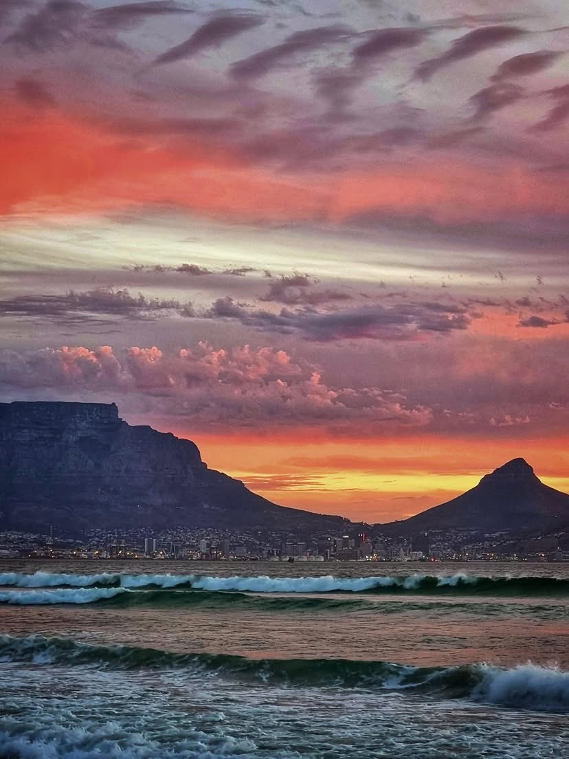 MarkSmi66517840's tweet photo. Cape Town Showing off ! https://t.co/0vxU0N1XaR
