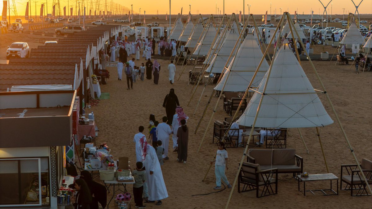 AljoufSA's tweet photo. 📸|| محافظ #دومة_الجندل يزور فعاليات و مقر مزاد الإبل بنسخته الثانية بالمحافظة، وجانب من فعاليات المزاد في يومه الثاني.

#استثمر_بالجوف
#الجوف_سلة_غذاء_المملكة
#الجوف_عاصمة_الطاقة_المتجددة https://t.co/IF0TGGpAHd