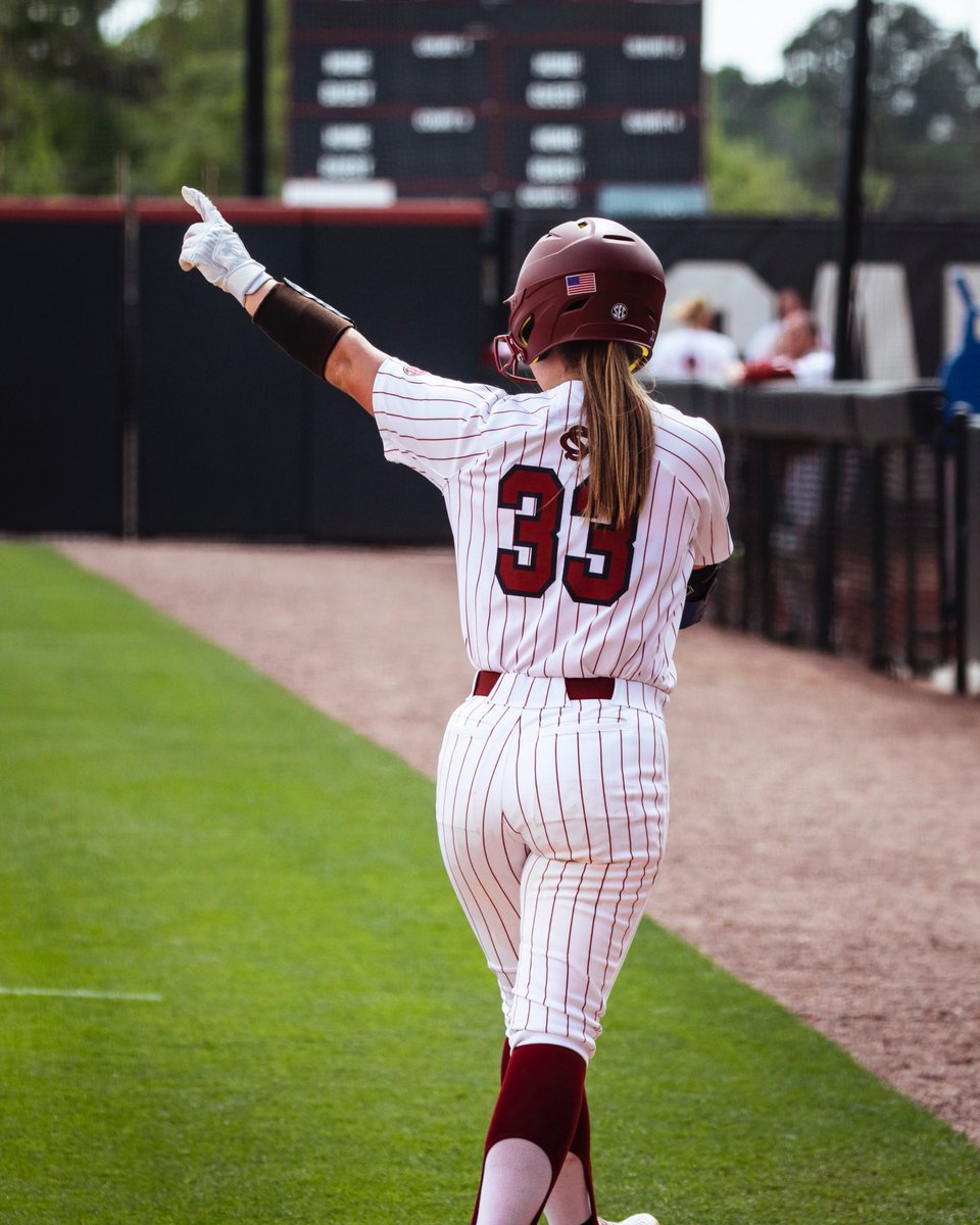 B5 | #33 is 3-for-3 today 🙌 <a href="/KarleyShelton/">Karley Shelton</a> gets on base with a single.

USC 4 | 1 OM