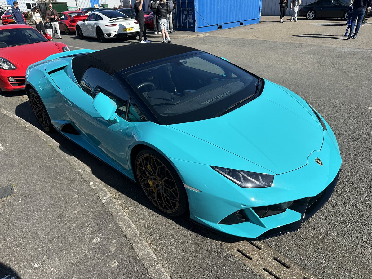 GPOnyx's tweet image. Coffee & Cars @AzuriCarCare good to get the Aston Vantage out of winter hibernation for a bit of sun..☀️ great turnout !