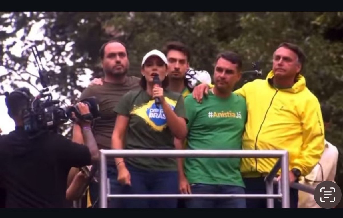 Famílias não são feitas para serem SEPARADAS.
<a href="/BolsonaroSP/">Eduardo Bolsonaro🇧🇷</a> estamos com vc hoje e sempre. 
Lembre-se dia e noite dessa foto. 
Vc é parte integrante dela.