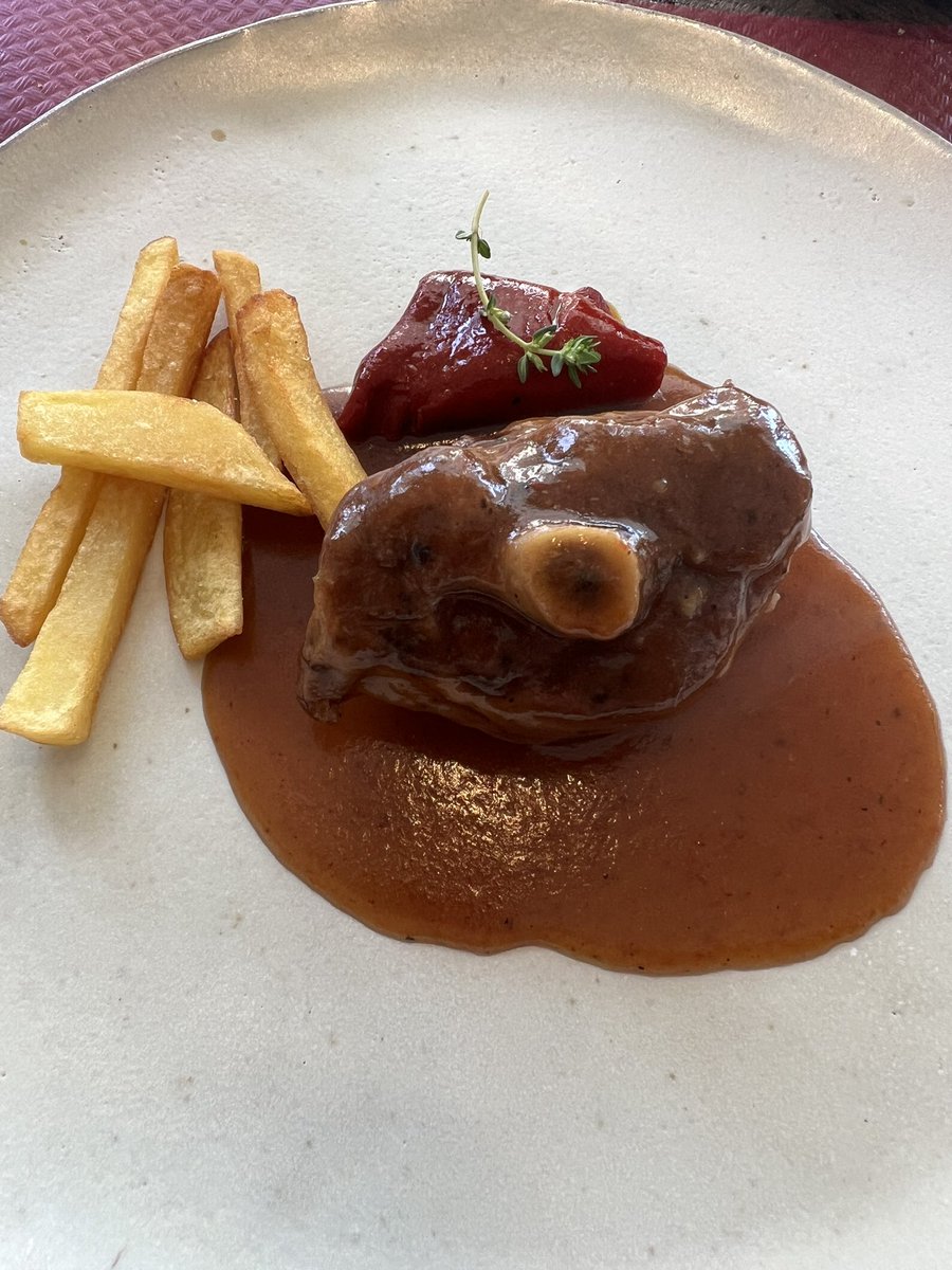 Que bien comi en el Bistro que <a href="/ricardosotres1/">El Retiro - Ricardo</a> abrió en la parte delantera del Rest.Platos tradicionales con el punto que les da la sabia mano de Ricardo.Muy bueno todo lo probado,entre ello los callos,cabritin o la Fabada.Para comer de diez a 3 minutos de la A8.Precio muy dulce.