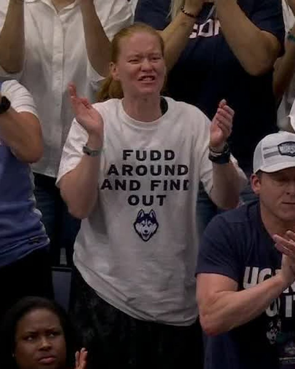 Azzi Fudd's mom's shirt is ELITE 😮‍💨