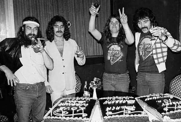 Ozzyhell's tweet photo. @OzzyOsbourne https://t.co/Qxk6NVdSu1
#KnightOzzy https://t.co/uY8k1U4Wkg