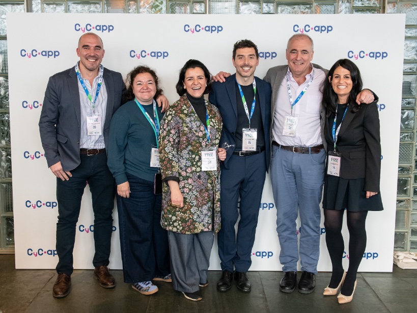 Marc Oliva (@olivam_onc) on Twitter photo El pasado jueves 3/04 desde la <a href="/FundacionTTCC/">FETTCC Fundación E. Tto. Tumores Cabeza y Cuello</a> lanzamos al mundo la CyC APP 📲, una aplicación móvil creada y diseñada para l@s pacientes con cáncer de cabeza y cuello, sus familias y cuidador@s (1/4)
Más info 👉 fundacionttcc.com o descárgala en App Store y Google Play El pasado jueves 3/04 desde la <a href="/FundacionTTCC/">FETTCC Fundación E. Tto. Tumores Cabeza y Cuello</a> lanzamos al mundo la CyC APP 📲, una aplicación móvil creada y diseñada para l@s pacientes con cáncer de cabeza y cuello, sus familias y cuidador@s (1/4)
Más info 👉 fundacionttcc.com o descárgala en App Store y Google Play