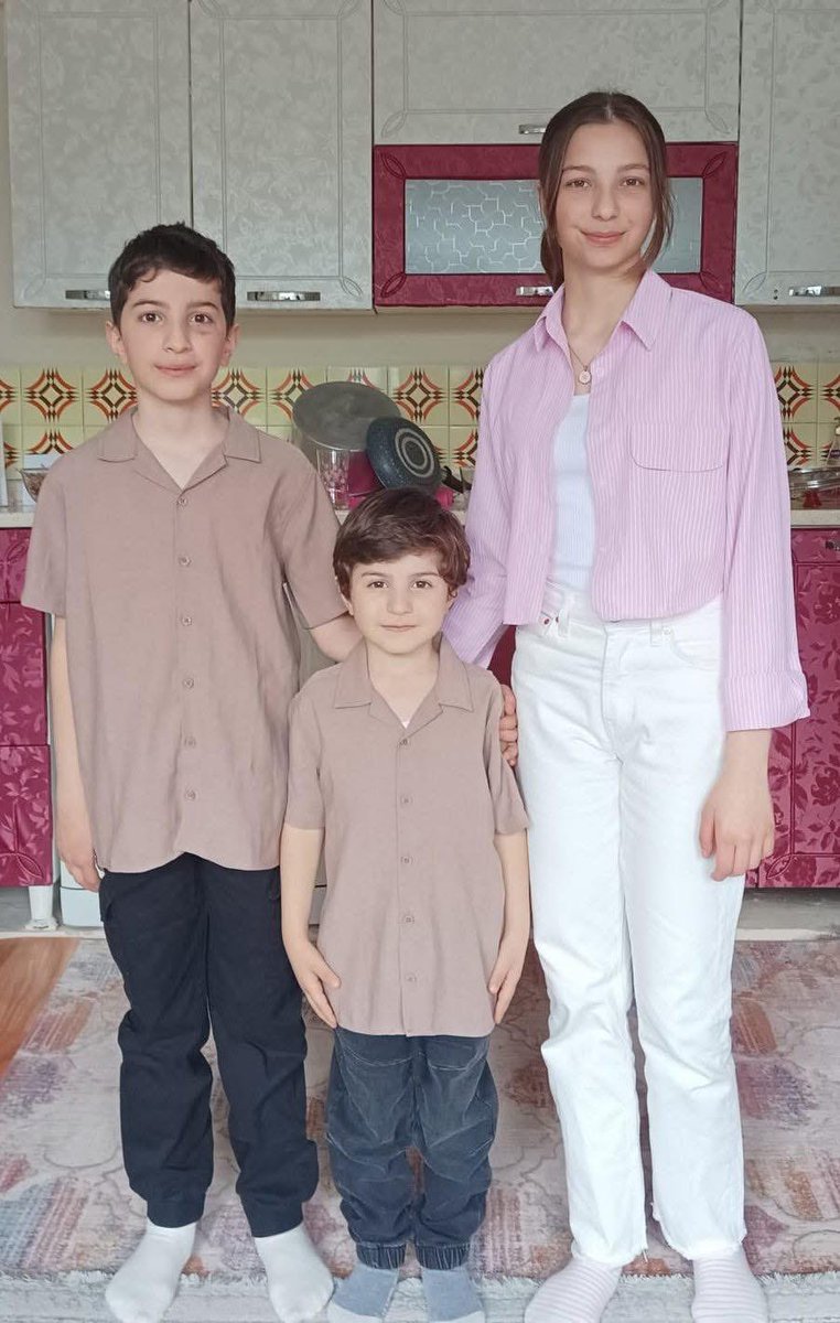 Çocukların 'bayramlık' gömlekleri yüzlerindeki ışıkla nasıl da orantısız nasıl da gariban. Annesizlik ve çaresizlik böyle olsa gerek.
Sanki 2025 değil de 1965 Türkiye'si. Bu masum insanları sosyal ve fiziki ölüme maruz bırakanlar aynı türden varlıklar olamaz.