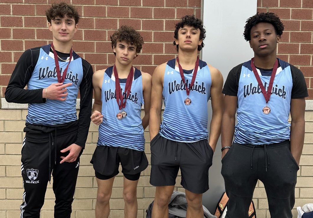 Congrats to Erik Mezini, Luc Ysern, Thomas Jakobsen and Naseem Bailey for placing 🥉at the Pawlowski relays in the Sprint Medley.  Way to go !!