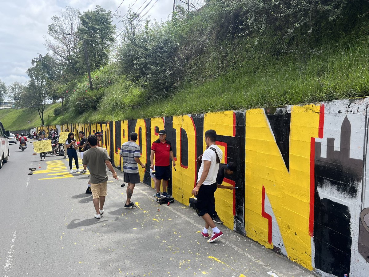 En Popayán, esta mañana, interpelamos a un grupo de exmilitares, militares y militantes del centro democrático, que borraron nuestro mural “Las Cuchas Tienen Razón”. Son las 4 pm, con la Alegría de Jóvenes, artistas y de gente que lucha por la memoria, hicimos el mural de nuevo
