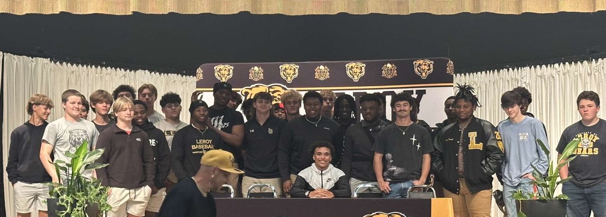 Jasonbyrd202's tweet image. I am Blessed in so many ways I never realized And I am proud to say I have Officially Signed to MCCC🩵🧡@coachdeetmccc @coachjmassey @CoachLowe_54 @HaroldB21452667 @COREYCREIGHTO