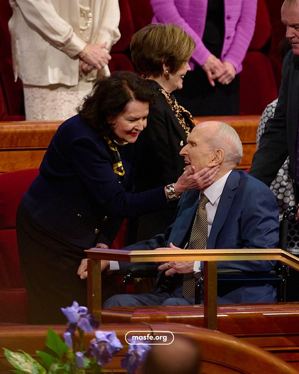 Masfe_org's tweet image. Elige a alguien que te mire como la hermana Nelson mira al presidente Nelson.

#inspiracioncristiana #profeta