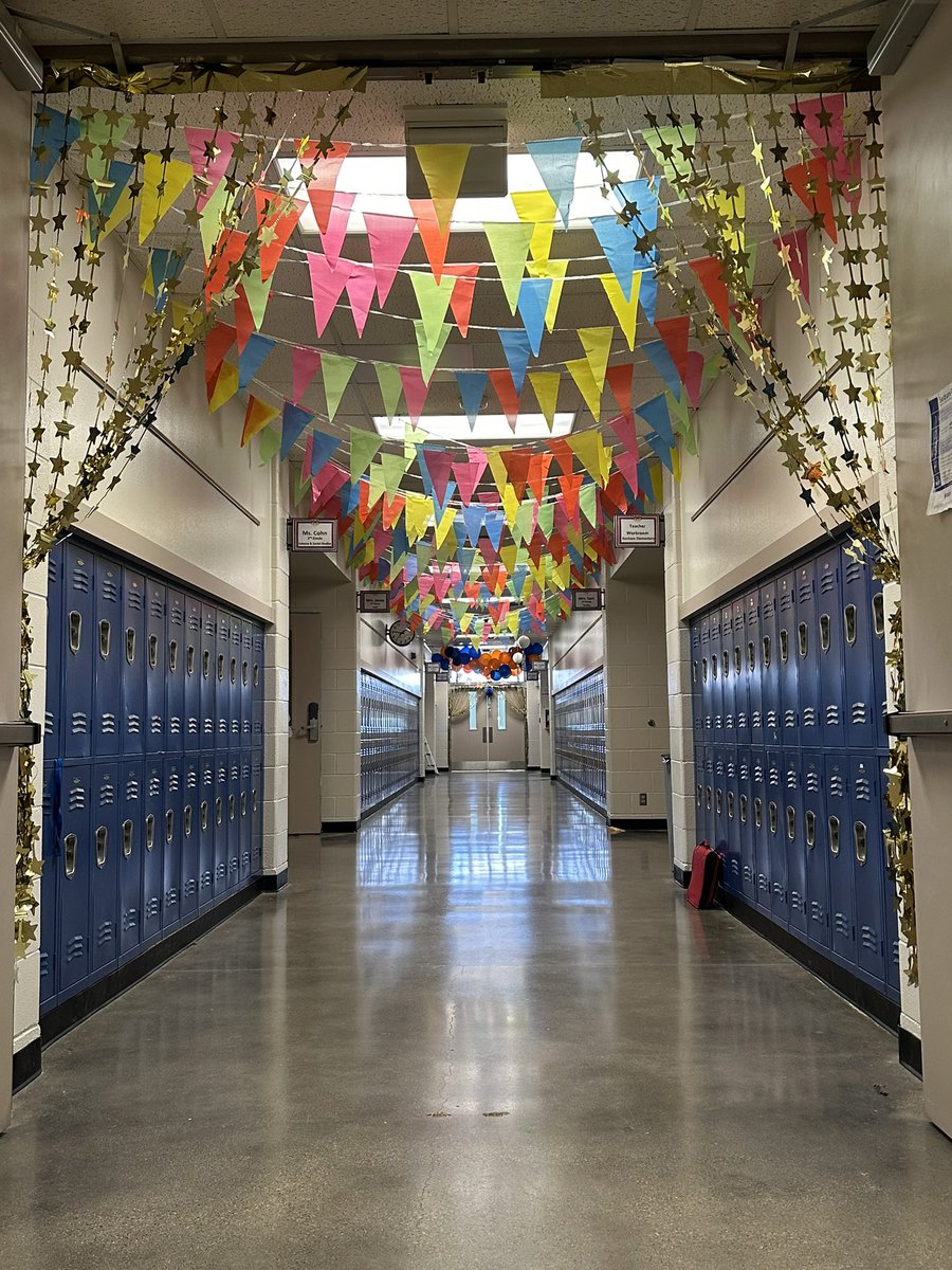 WeAreBonhamElem's tweet photo. We are ready to welcome our STAAR Tigers tomorrow! Thank you to our dedicated teachers who decorated for our students! We Are Bonham! 🧡💙 @tricia_teran https://t.co/4tCtdWZTWS