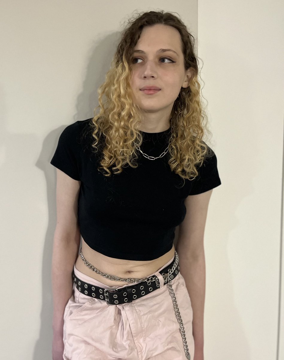 Robyn_Flight's tweet photo. I like my outfit today but I have nfc how to pose for pictures https://t.co/OxEOaQvNdi