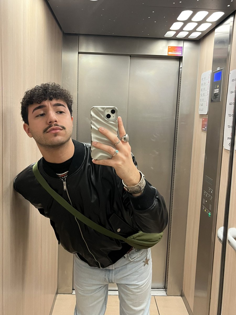 satan_sbitch's tweet image. Siri play Playground Love by Air #LGBTQIAWelcomeSpring