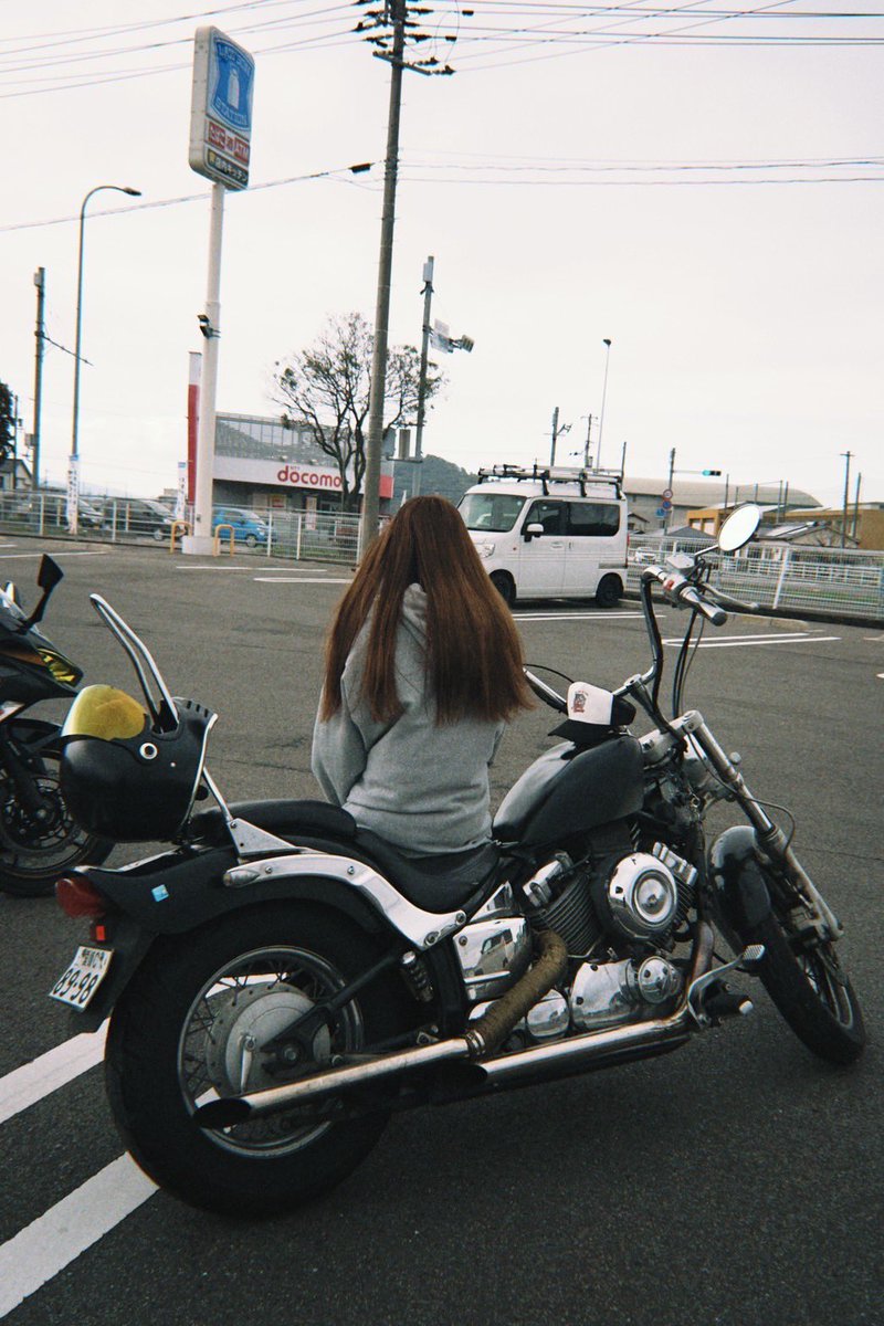 初めてしっかりバイク跨ってる
写真撮れた📸
写真とかもセンスないし何がいいのか分からなかったから撮ってもらったんだけど
みんな上手に撮れてるなって思うと
自分も頑張ってみないとなって思えた🥰
少し曇ってたけど綺麗に撮れてるから
ありだよね💕︎🙆‍♀️
アメリカン以外に似合ってる？笑どだろ😎