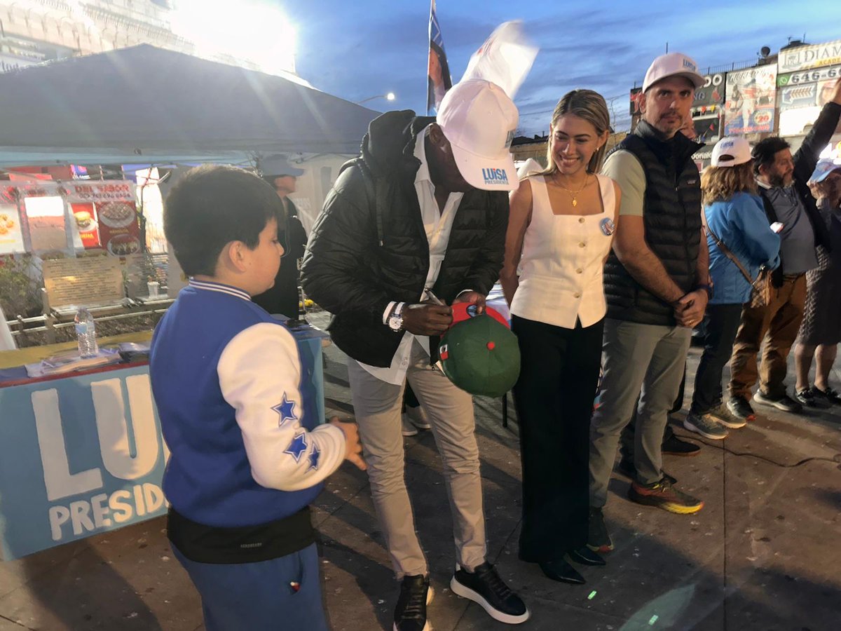 En Nueva York la esperanza para nuestro pueblo renace y crece día a día. Los migrantes dan la bienvenida a los asambleístas  de la <a href="/RC5Oficial/">Revolución Ciudadana</a>. Raul Chavez, <a href="/cristinajacomee/">Christina Jácome</a>, Fricson George.