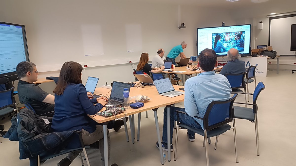 _felix_garcia's tweet photo. Se ha celebrado este fin de semana en @cifpa_aragon la sesión presencial del curso de #InnovadoresDigitales en FP de Aragón🥇🖥️
Gracias al trabajo de esta sesión se han creado #REAs con una visión #DUA para la #FP 🎖️🔝
@fp_aragon https://t.co/l6UWtWlfQ0