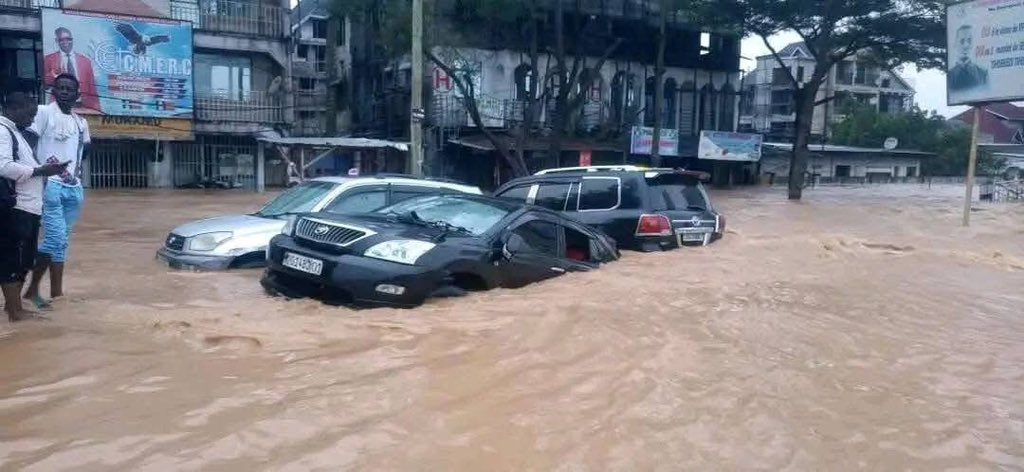 PlotinYambenga's tweet photo. 🇨🇩#Kinshasa: 22 morts , c’est le bilan encore provisoire des inondations causées par la pluie qui s’est abattue sur la ville dans la nuit de vendredi à samedi . La rivière N’djili est sortie de son lit à la hauteur de Debonhomme ; plusieurs maisons sont sous les eaux . https://t.co/pEVxefgpOp