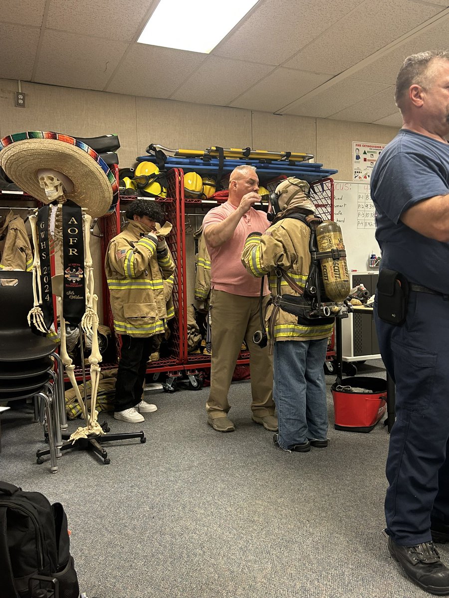 VisaliaFire's tweet photo. Last week Visalia Fire Battalion Chief Hughes met with the Golden West Academy of First Responder students and demonstrated donning and doffing of Self-Contained Breathing Apparatus (SCBA). This gives the students a chance to experience the conditions and weight of wearing them. https://t.co/sYaAjRou8S