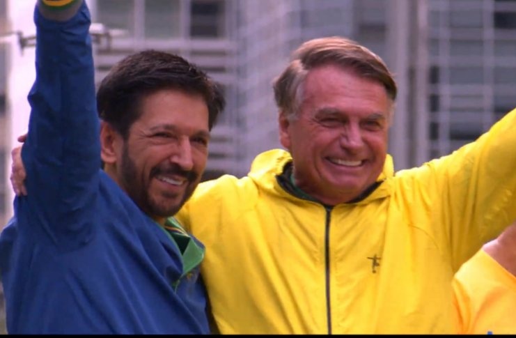 PhantomZVX's tweet photo. Tarcísio e Ricardo Nunes, os dois mais atacados pela própria direita, estavam lá, firmes e leais ao lado de Bolsonaro, defendendo a anistia. Nunes, inclusive, conversou com a família da Débora.

Agora me diz: cadê Ricardo Salles e Pablo Marçal? Sumiram logo hoje? https://t.co/gQXxJGcZxm