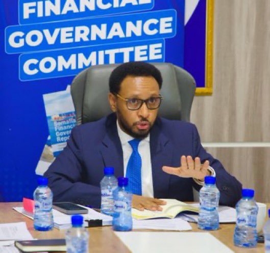shariif_jama's tweet image. Finance Minister @BihiEgeh chaired the 68th @FGCSomalia meeting at @MoF_Somalia, focusing on boosting financial governance in Somalia. Key topics included domestic revenue, procurement &amp;amp; concessions, and strengthening public finance systems. #Somalia #FinanceReform