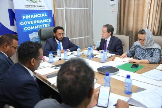 shariif_jama's tweet image. Finance Minister @BihiEgeh chaired the 68th @FGCSomalia meeting at @MoF_Somalia, focusing on boosting financial governance in Somalia. Key topics included domestic revenue, procurement &amp;amp; concessions, and strengthening public finance systems. #Somalia #FinanceReform