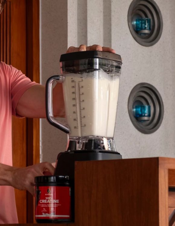 TheLorriPop's tweet photo. I think this blender is about to make sense.  👀    

#TheWhiteLotus   #whitelotus https://t.co/mYJQUt5tC1