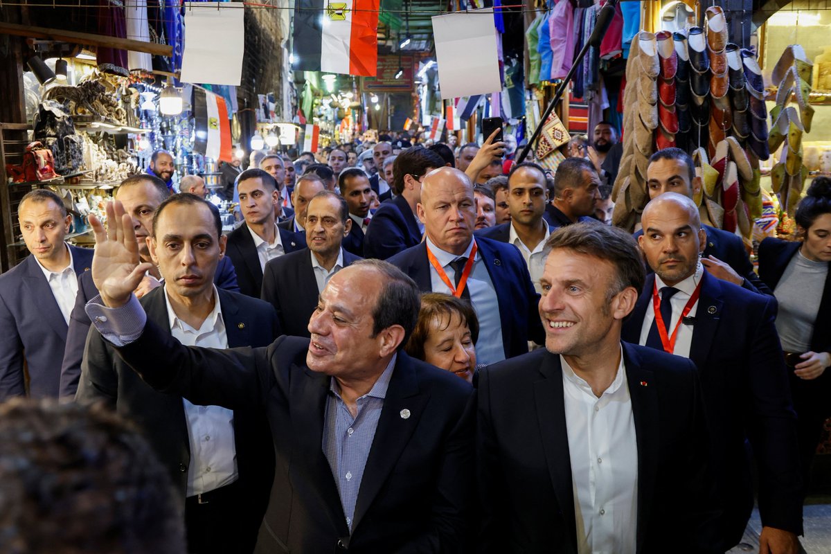 الرئيس السيسي يصطحب نظيره الفرنسي ماكرون في جولة بمنطقة الحسين وخان الخليلي في شوارع القاهرة القديمة