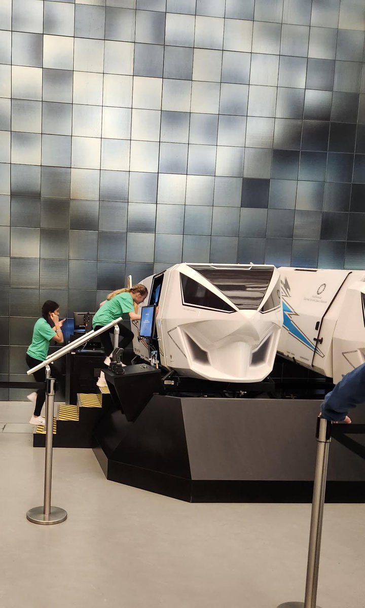 HolmesDCtrip's tweet photo. Hazy Air and Space Museum. #bus2crew https://t.co/3TKD4u0HHS