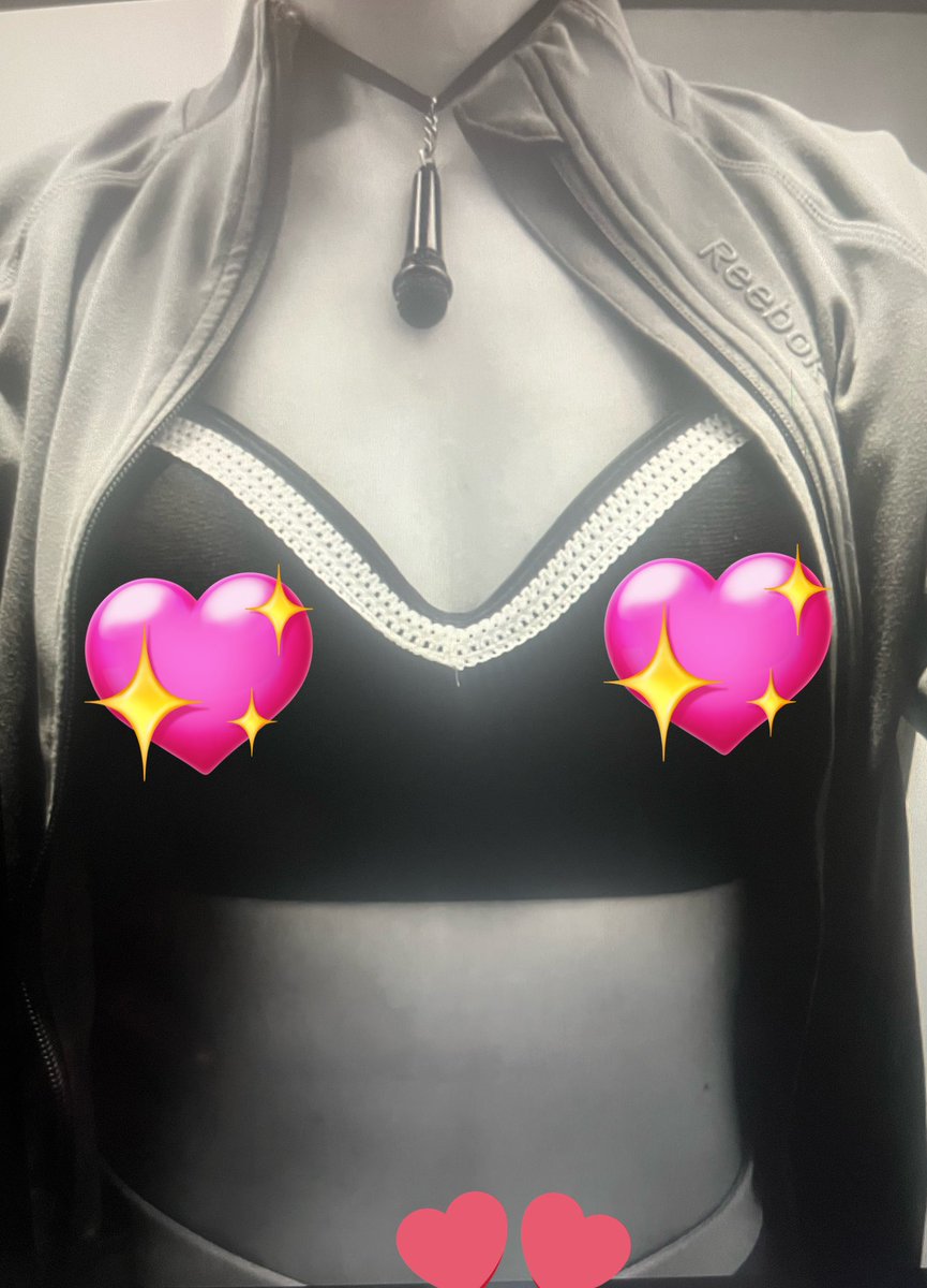 SugarCo8967152's tweet photo. Afternoon my little cookie crumbs! Got a new necklace this week and wanted to show it off. Subscribe to my onlyfans account(link in bio) and I’ll send you a pic  without the bra on. #onlyfans #onlyfansgirl #cutebutt #footfetısh #newnecklace https://t.co/81iZGZToS3